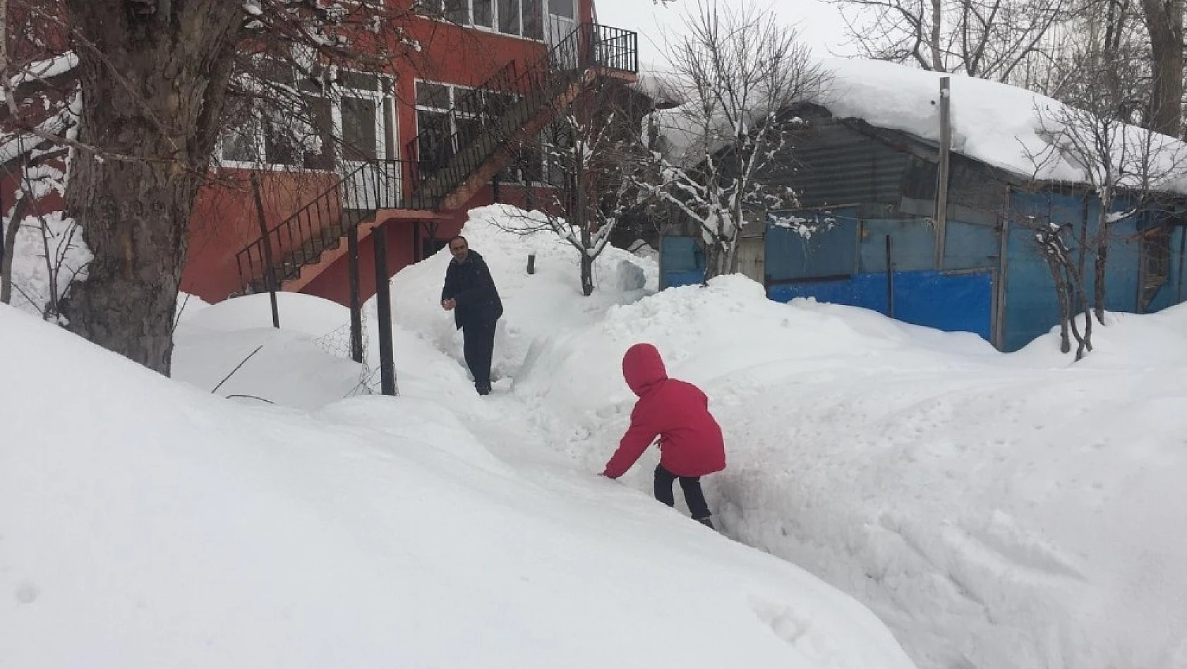 Kışın çetin geçtiği Karlıova'da karla mücadele 