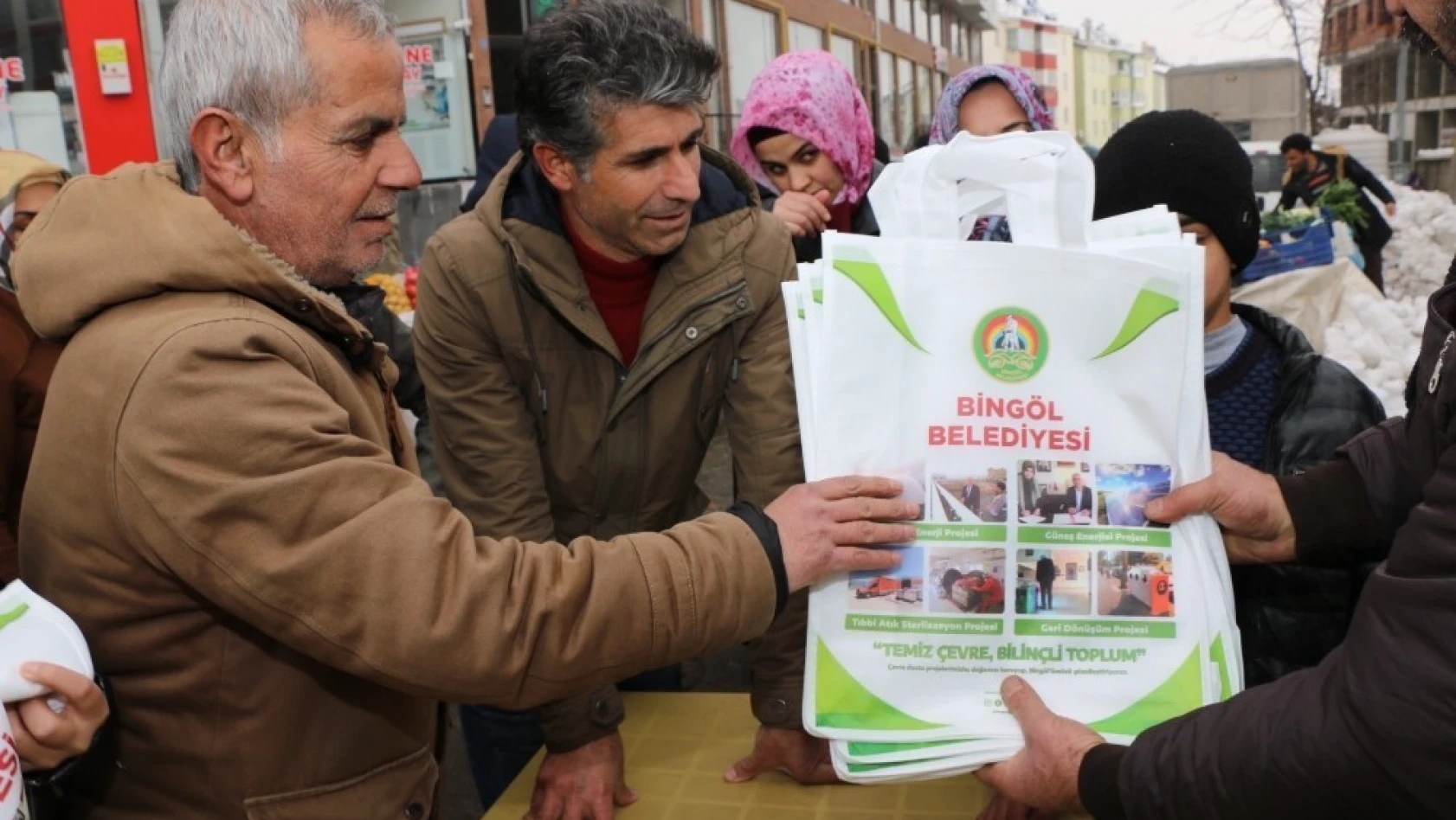Bingöl'de, vatandaşlara ücretsiz bez torba dağıtıldı 