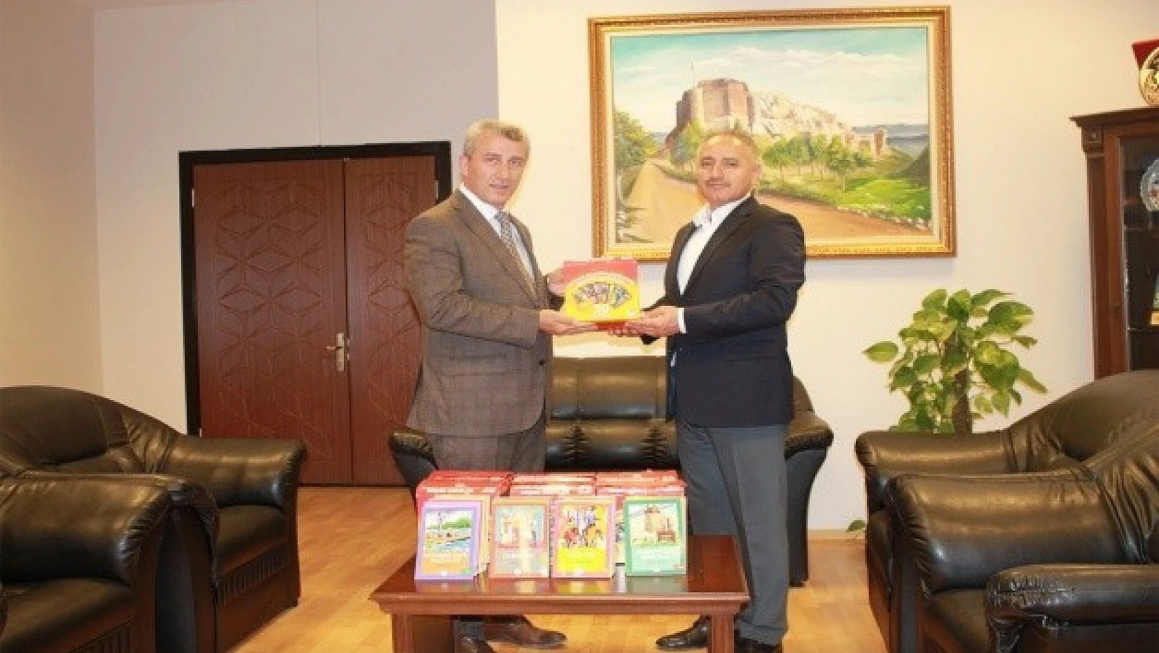 Şüpheli Kitap Bağışıyla Cezadan Kurtuldu!