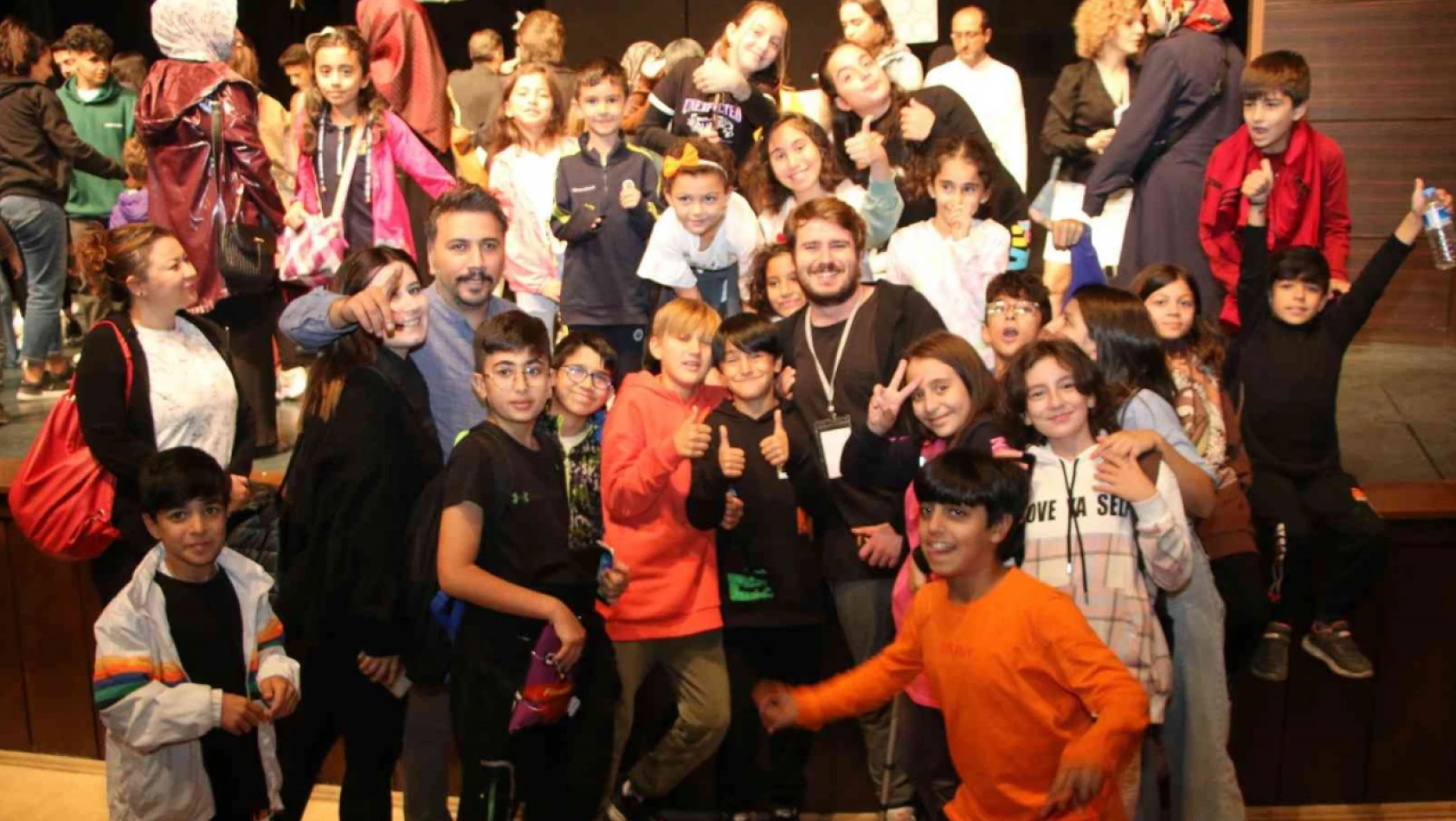 Elazığ'da 'Momo' adlı çocuk tiyatro oyununa yoğun ilgi