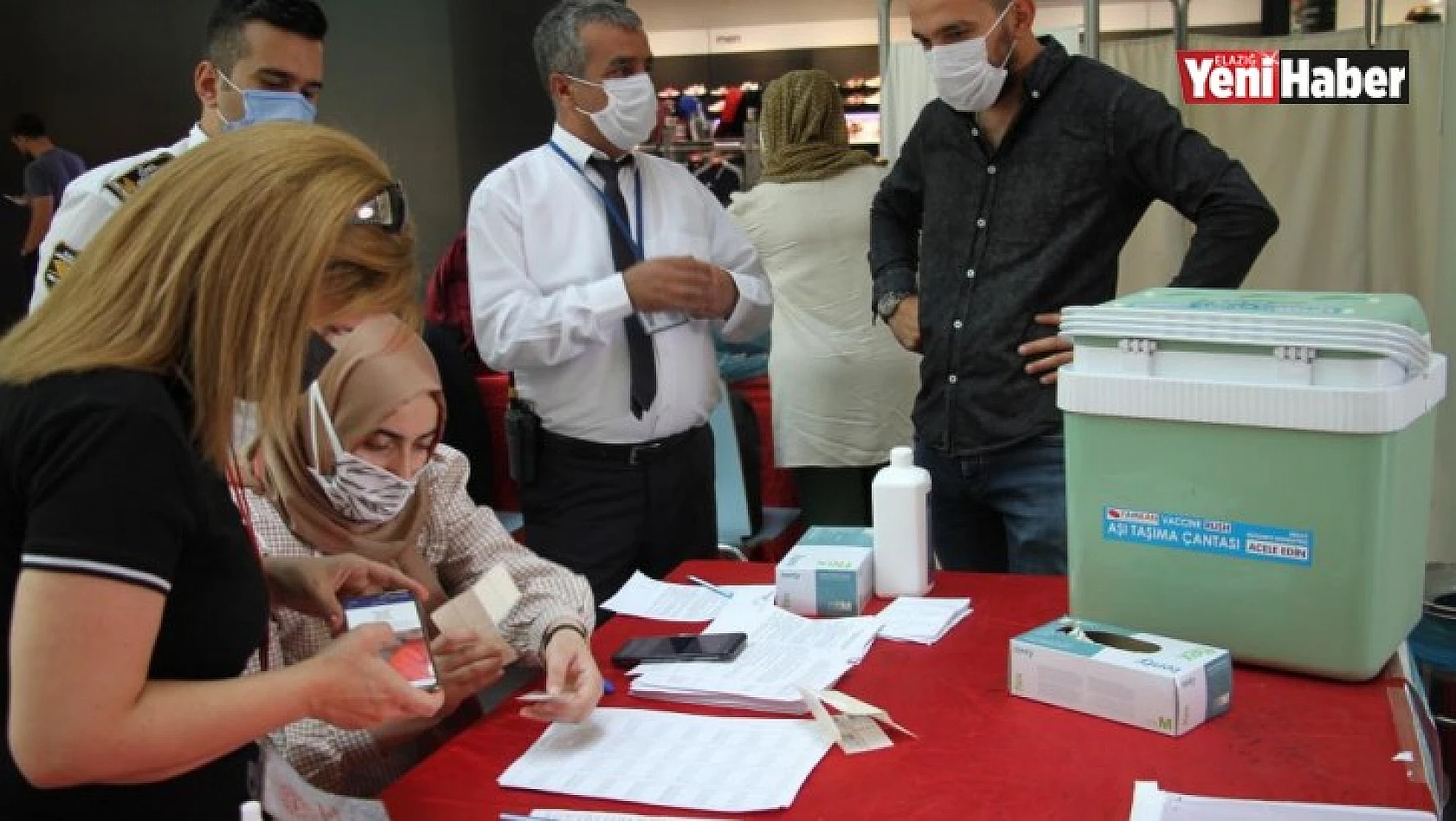 Elazığ'da Aşı Stantları Oluşturuldu