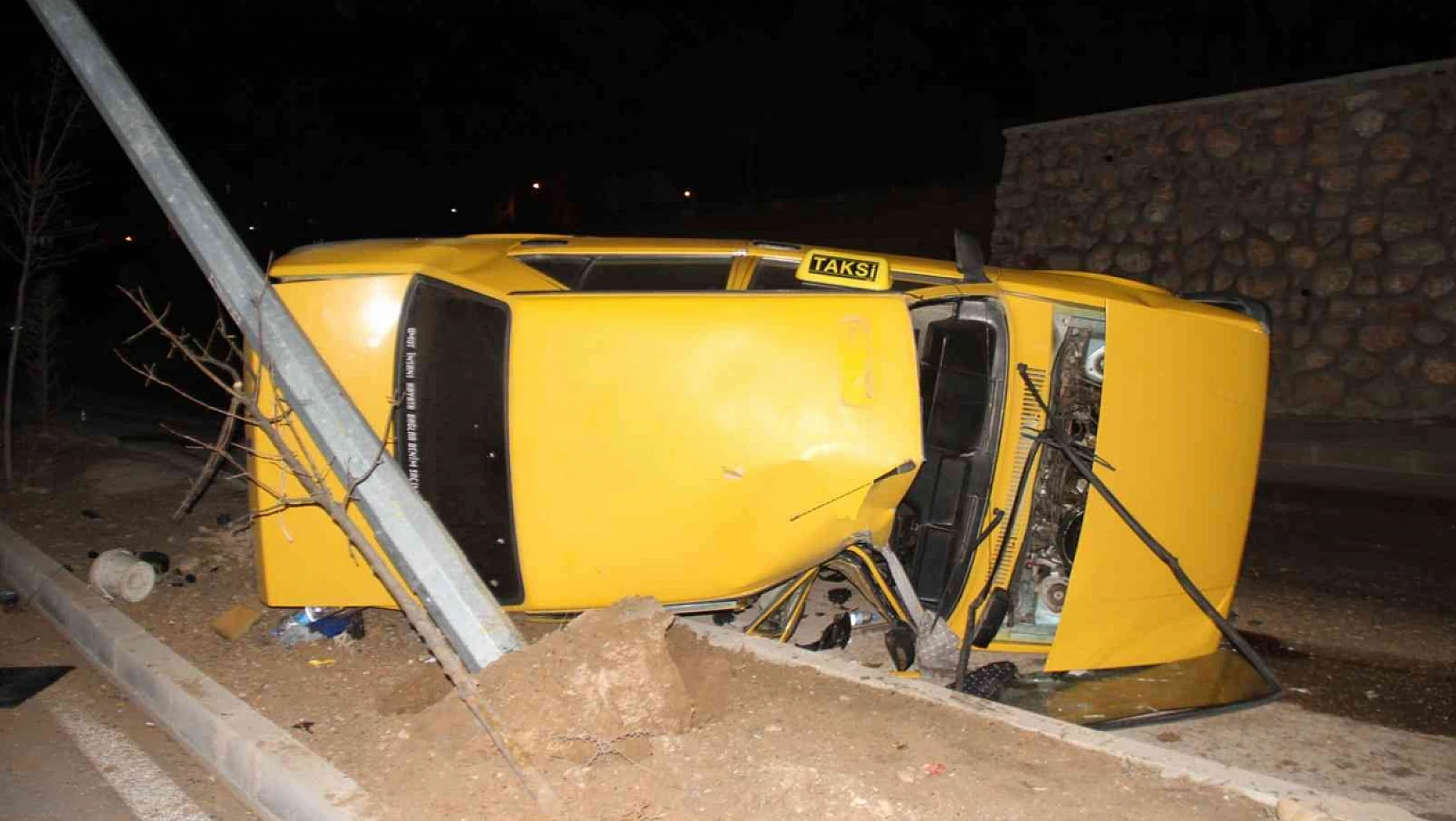Elazığ'da aydınlatma direğine çarpan otomobil yan yattı: 3 yaralı