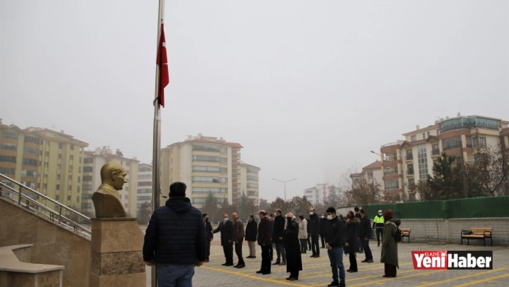 Elazığ'da bayrak töreni eşliğinde istiklal Marşı okundu