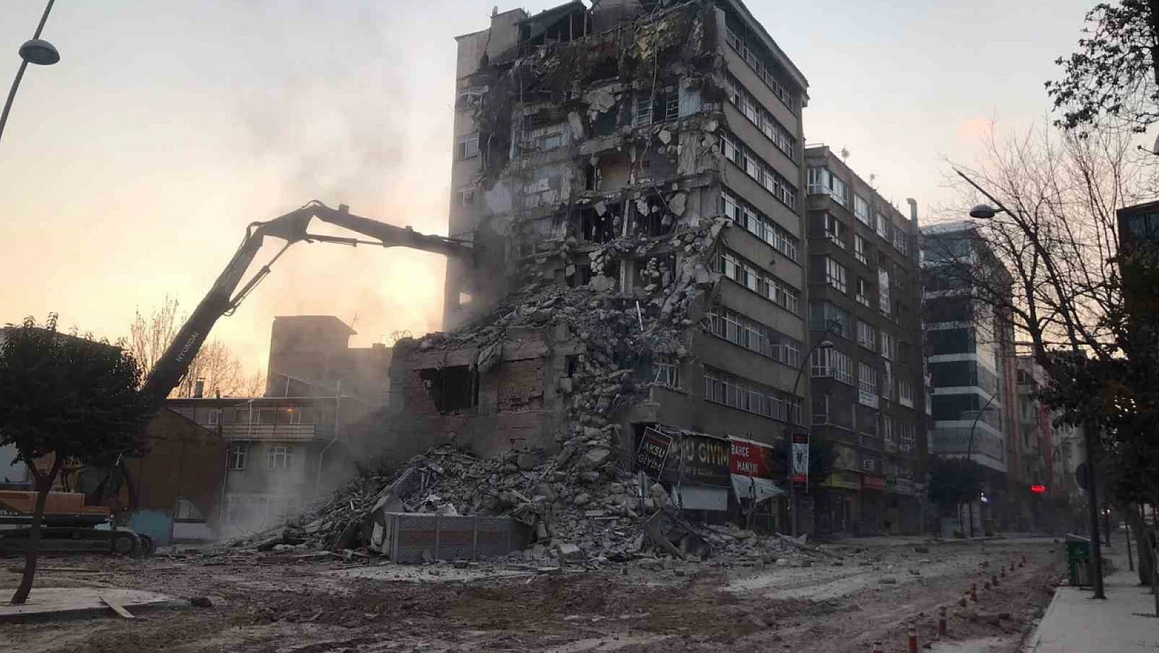 O Binanın Yıkımına Başlanıldı