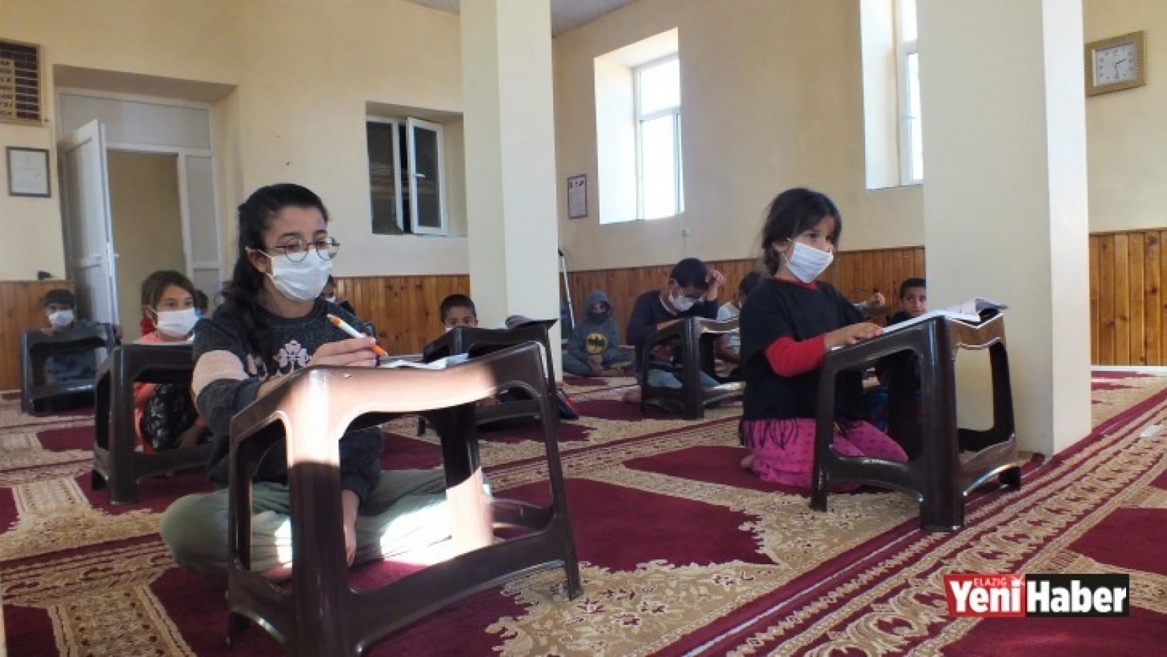 Elazığ'da Cami Depremzede Öğrencilerin Eğitim Yuvası Oldu!