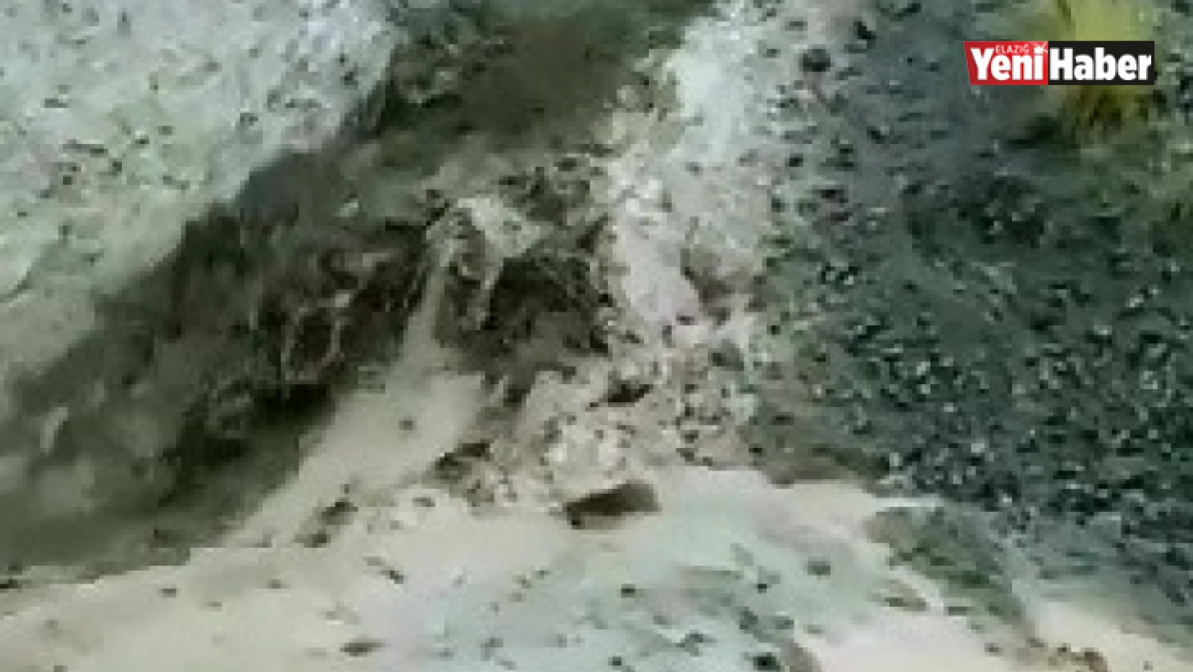 Elazığ'da dere taştı, köy yolu çöktü