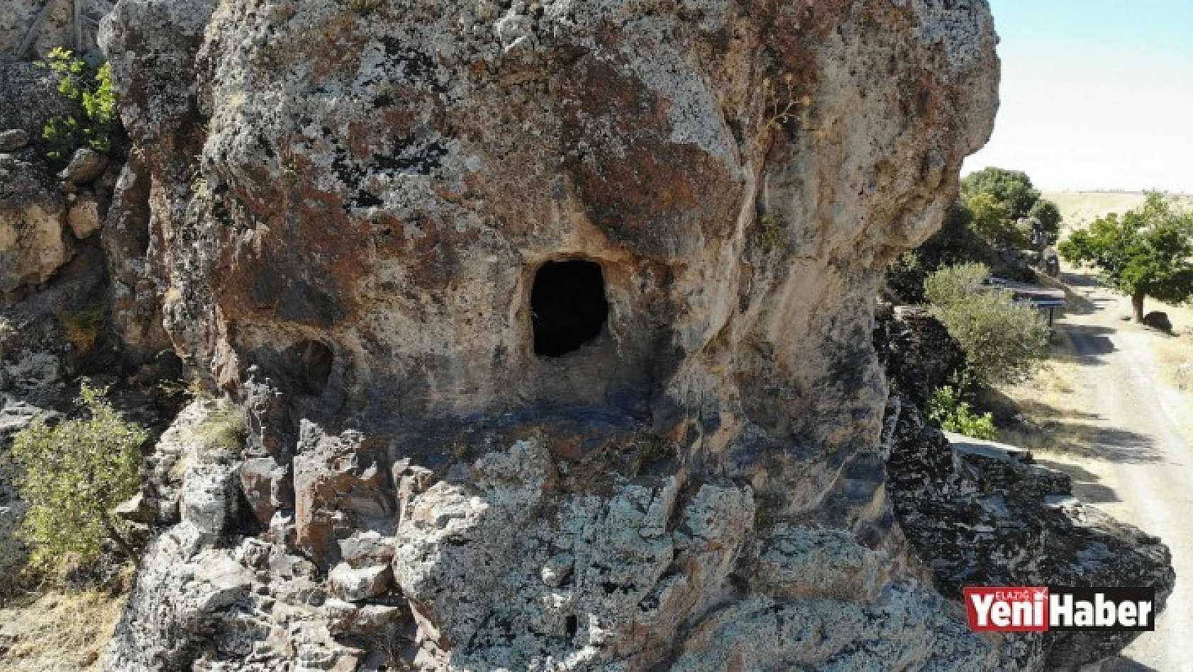 Elazığ'da Dikkat Çeken Delikli Kaya