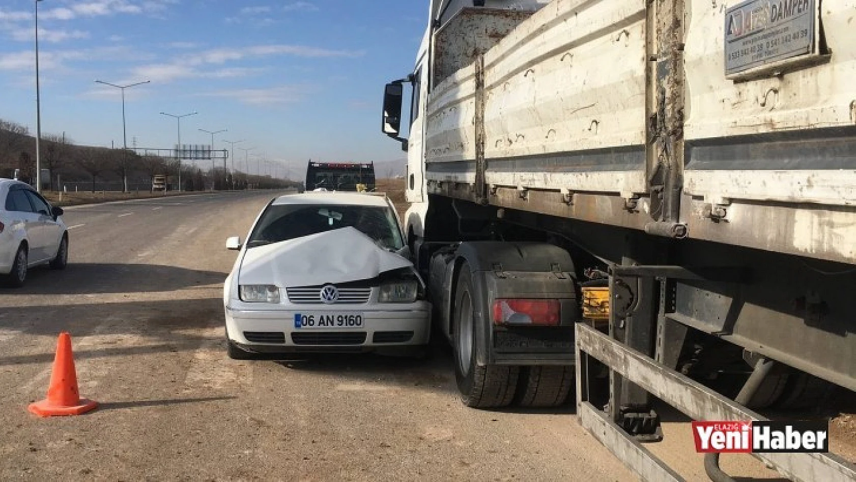 Elazığ'da Kamyon, Otomobile Çarptı: 2'si Ağır 4 Yaralı!