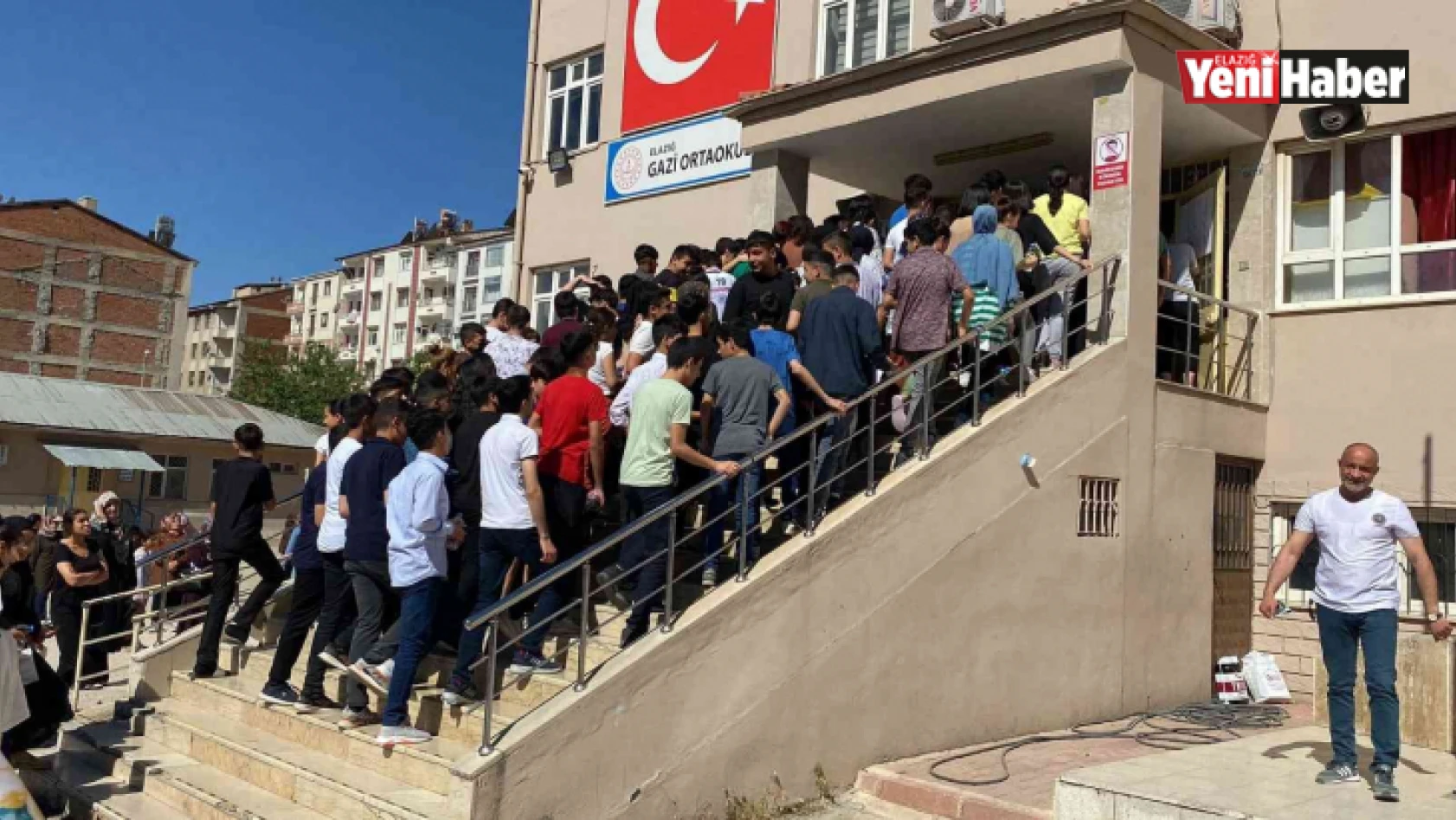 Elazığ'da LGS heyecanı başladı, öğrenciler içeride aileler dışarıda ter döktü