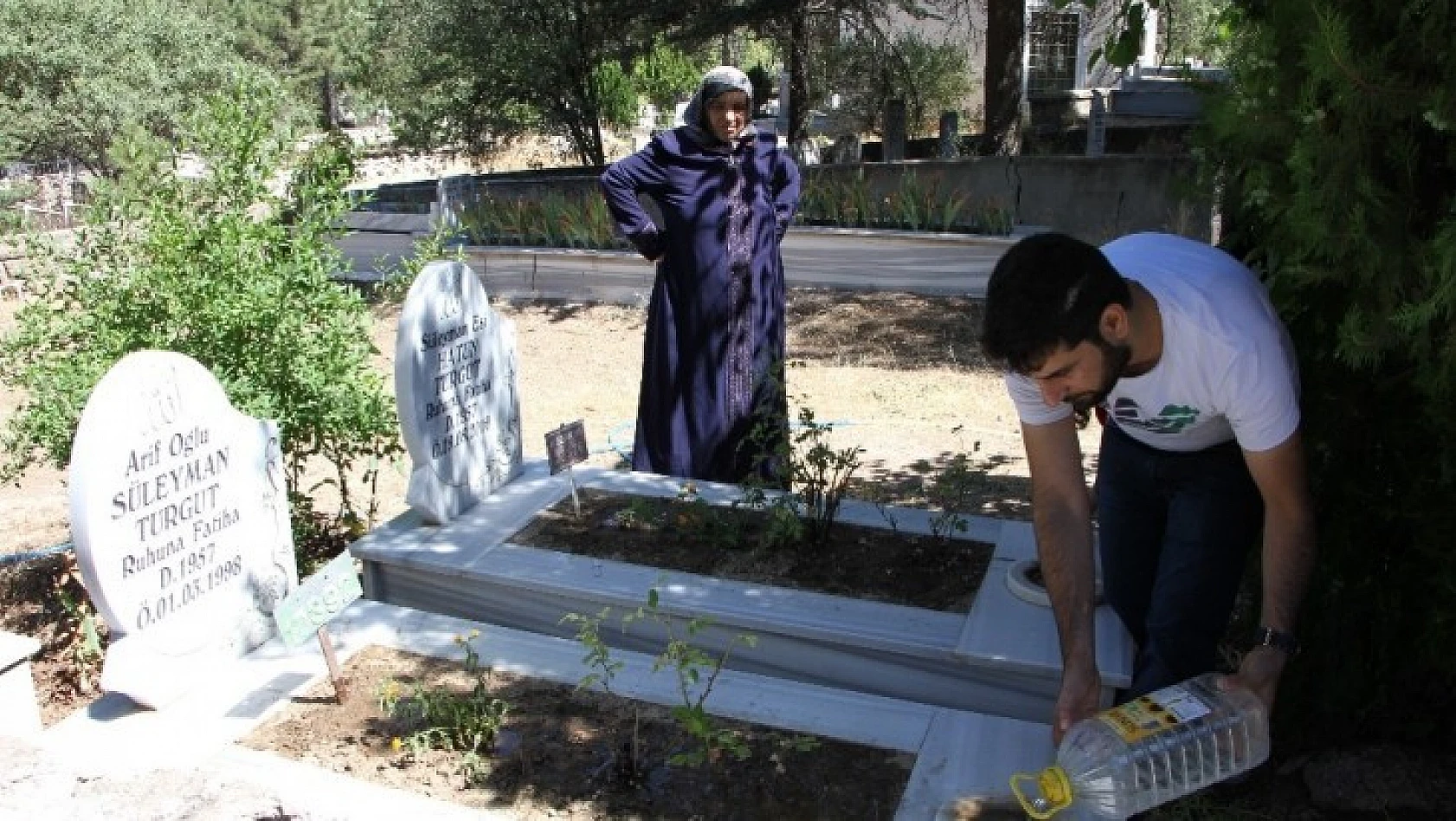 Arefe Gününde Mezarlıklarda Ziyaretçi Yoğunluğu