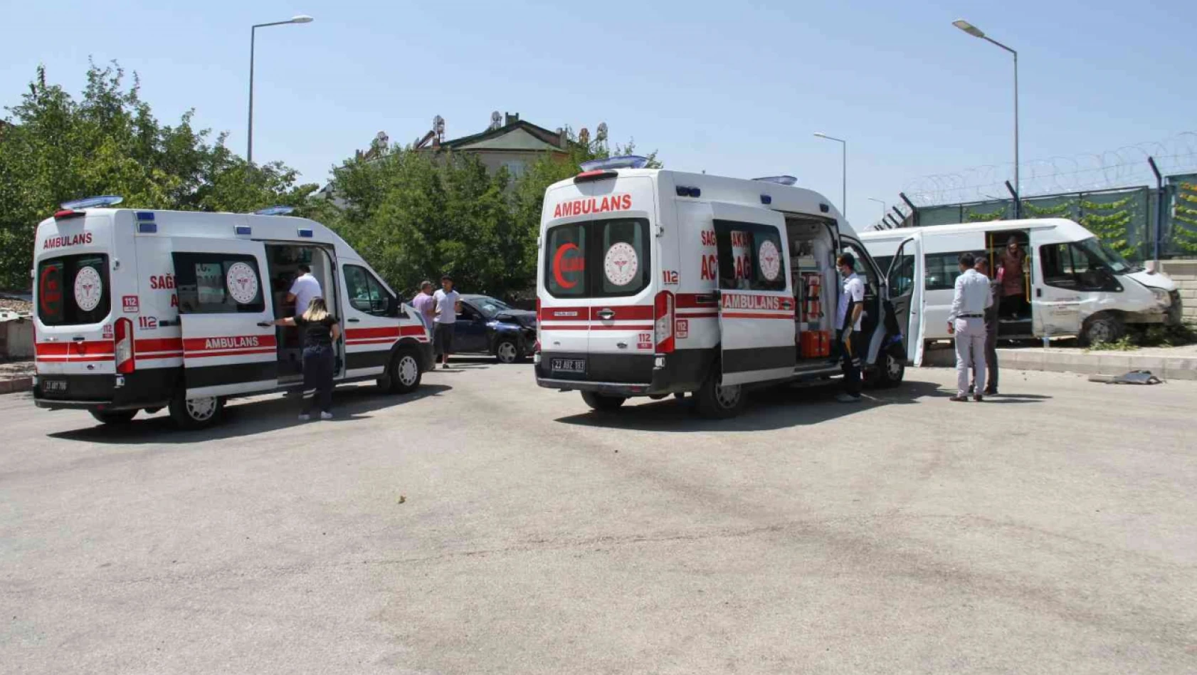 Elazığ'da öğrenci minibüsü ile otomobil çarpıştı: 5 yaralı