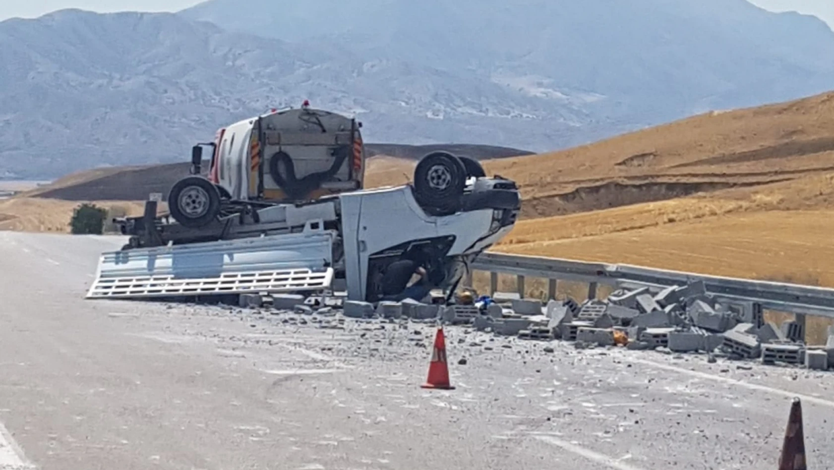 Elazığ'da pikap ile otomobil çarpıştı: 3 yaralı