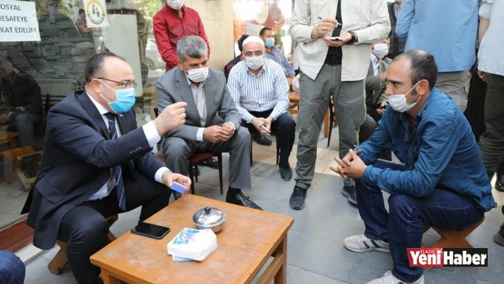 Elazığ Valisi, iş talebinde bulunan genç adama sigarayı bıraktırdı