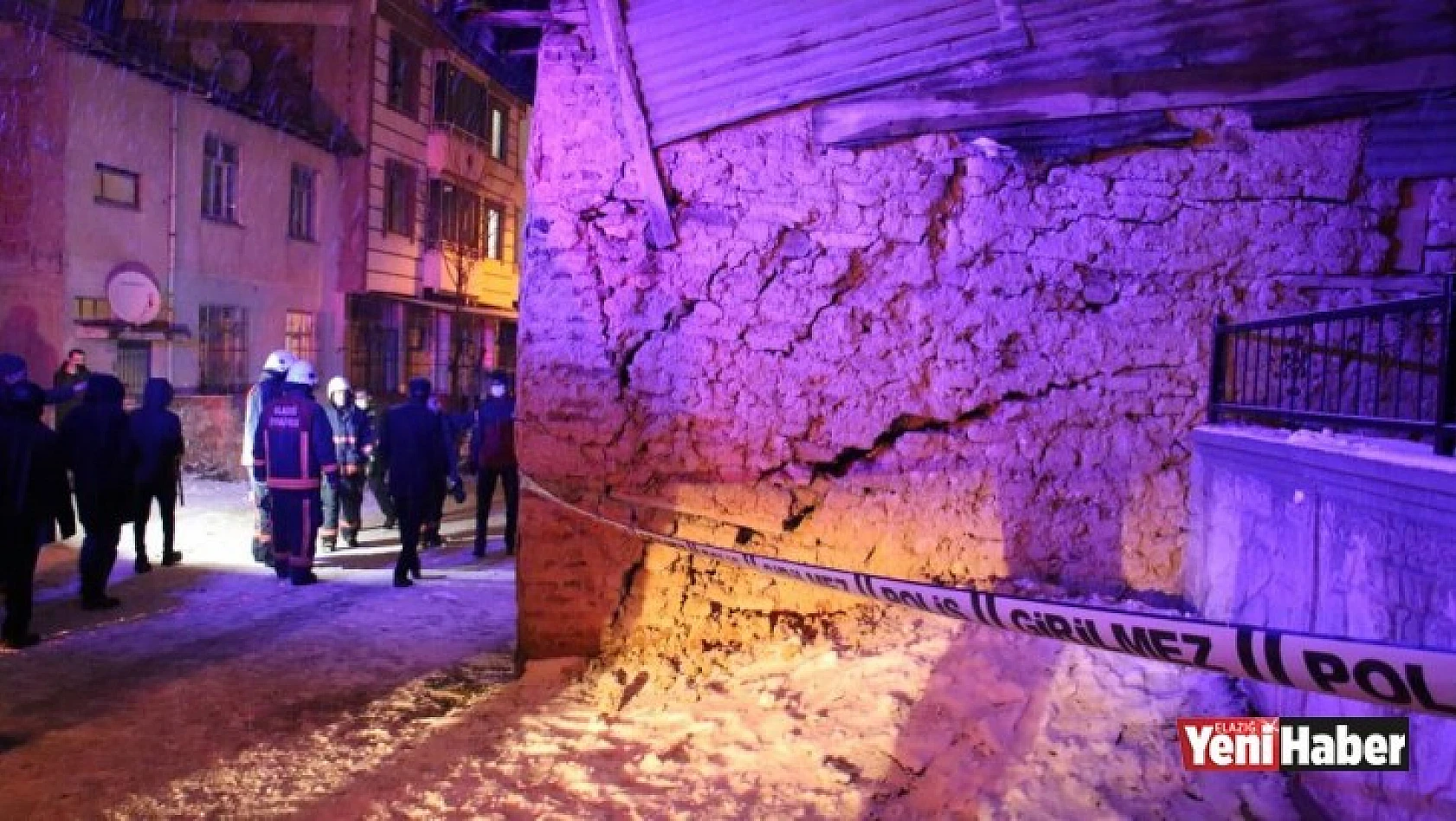 Kerpiç Evin Duvarı Yıkıldı Aile Panikle Dışarı Kaçtı