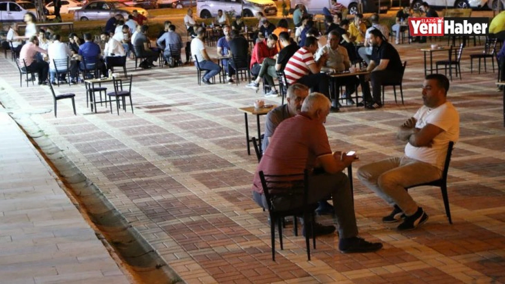 Kısıtlamanın Kalktığı İlk Akşamda Vatandaşlar Sokakları Doldurdu