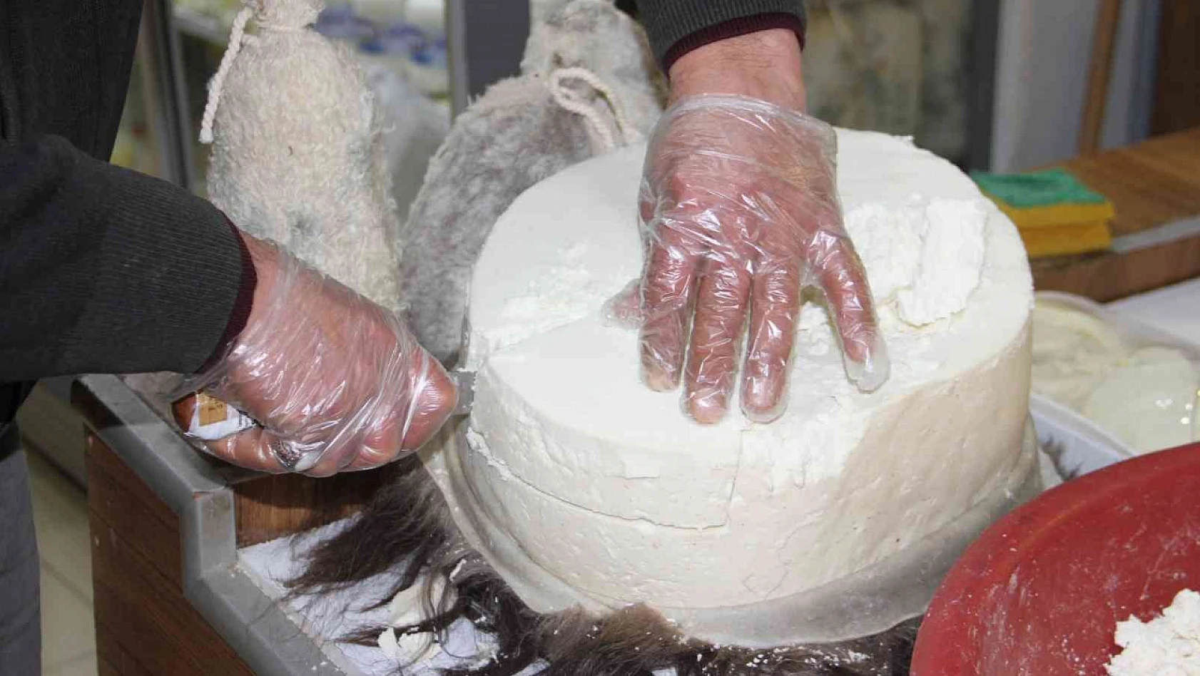 Tulum Peyniri Sofraları Süslüyor